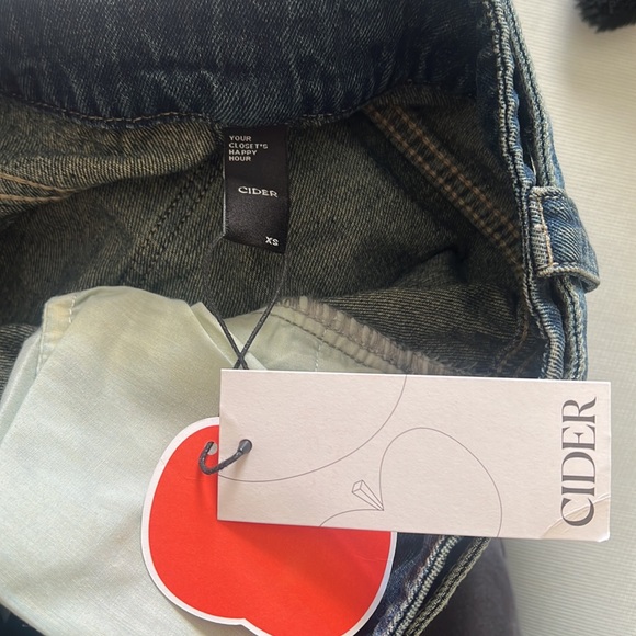 New with tags cute cidar mini skirt!!
Mini mini skirt 🔥 - Picture 3 of 3